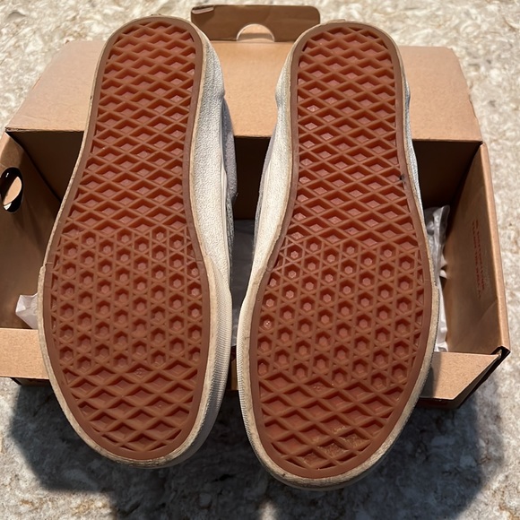 Women’s 7.5 classic slip on Vans - Picture 5 of 9